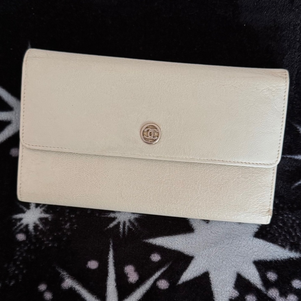 Auth, Chanel Leather off white Long Wallet - Good used condition